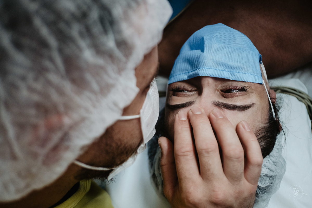 Carinho. Nascimento do Heitor. Parto Cesárea. Fotografia documental de parto por Thiago Braga.