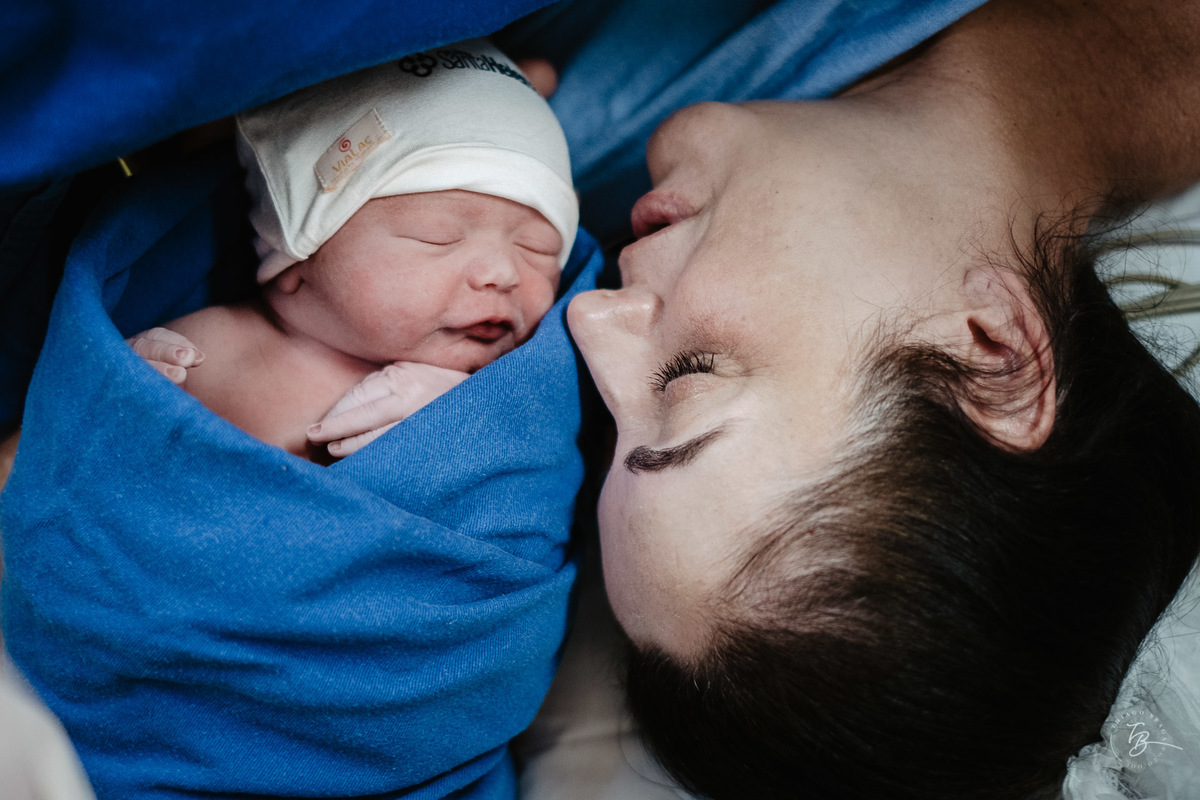 Juntinhos. Nascimento do Heitor. Parto Cesárea. Fotografia documental de parto por Thiago Braga.