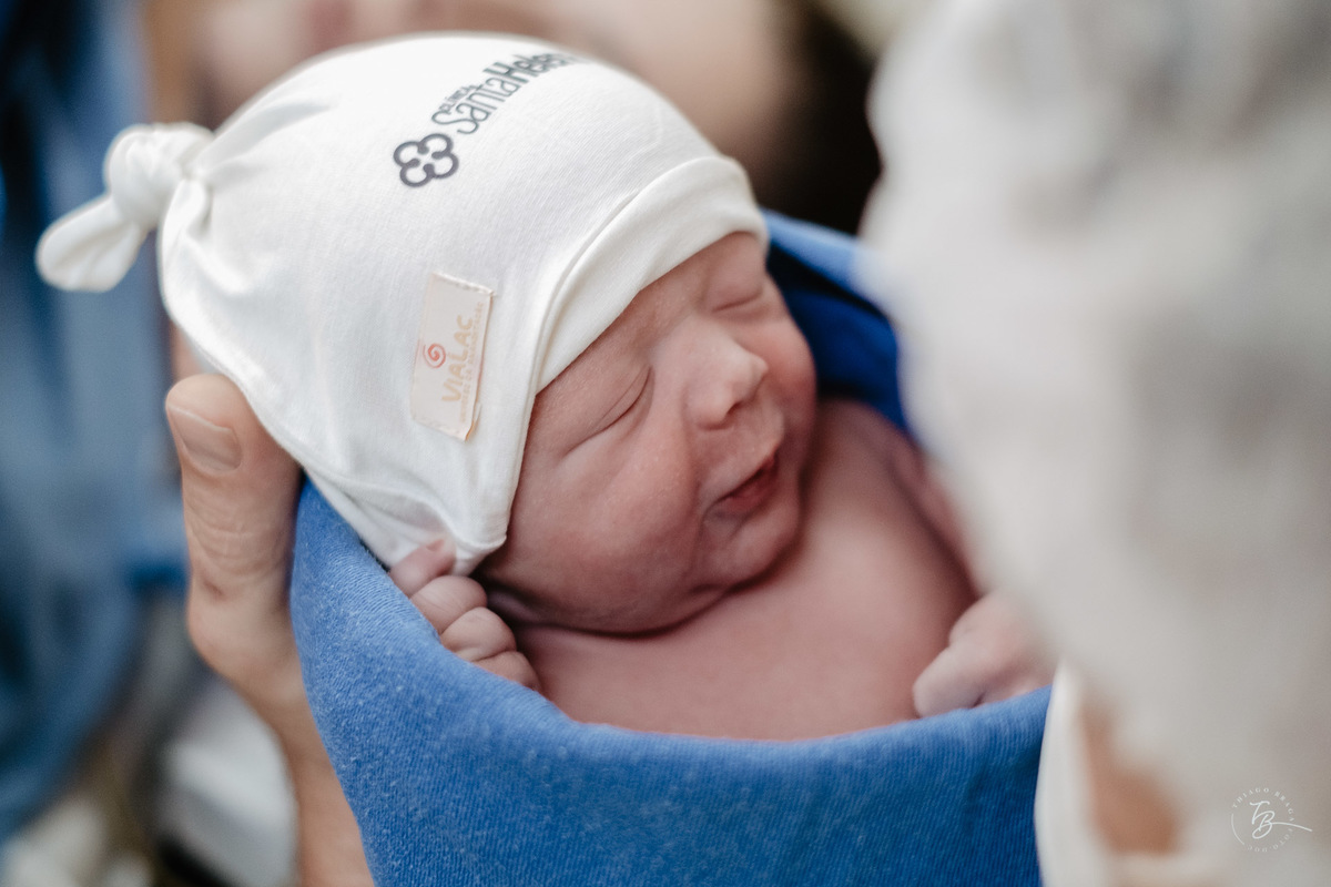 Recém nascido. Nascimento do Heitor. Parto Cesárea. Fotografia documental de parto por Thiago Braga.