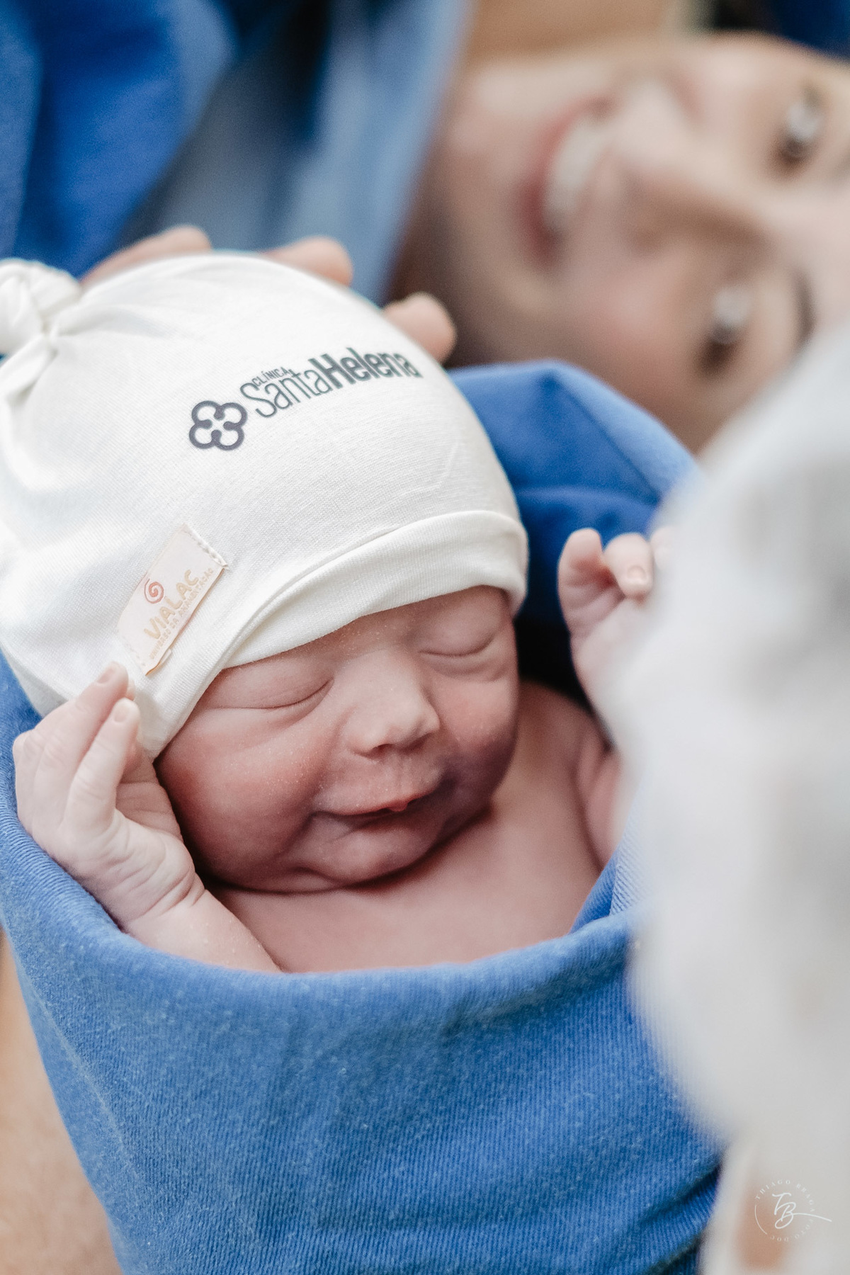 Bebê na maternidade. Nascimento do Heitor. Parto Cesárea. Fotografia documental de parto por Thiago Braga.