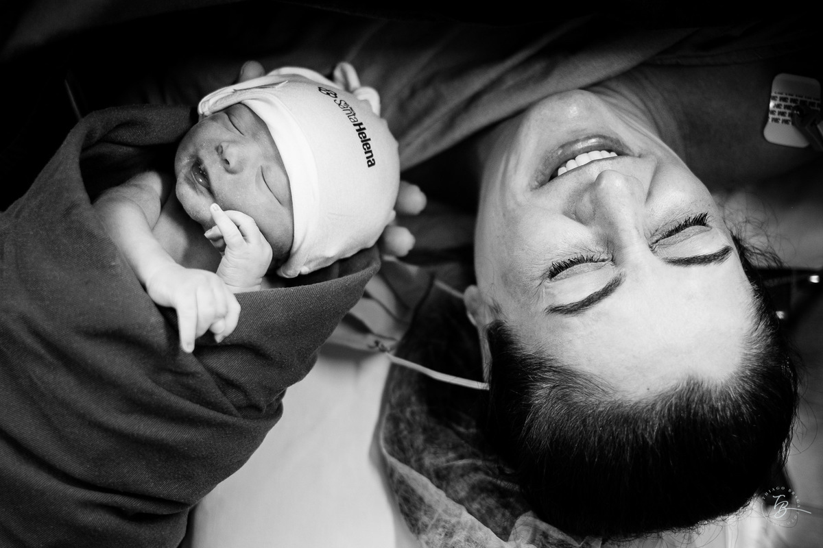 Visão de cima de bebê e mãe. Nascimento do Heitor. Parto Cesárea. Fotografia documental de parto por Thiago Braga.
