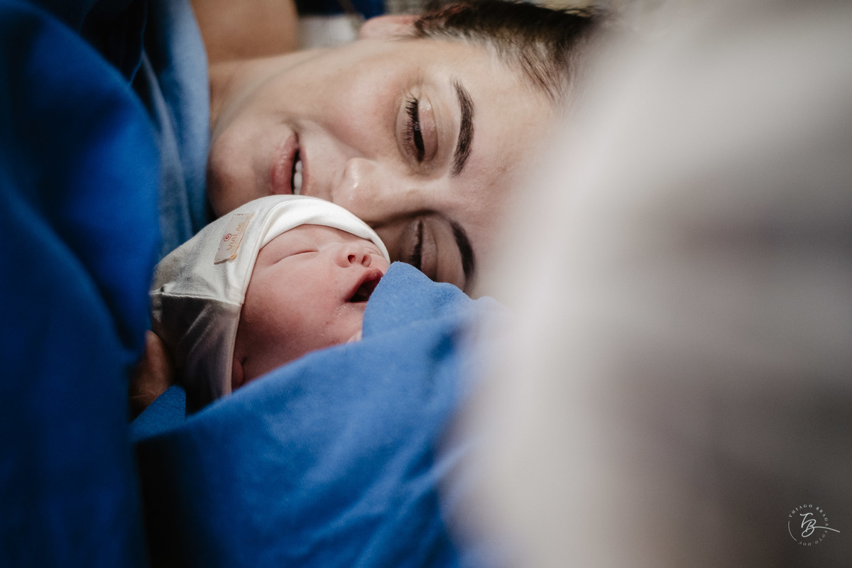 Nascimento do Heitor. Parto Cesárea. Fotografia documental de parto por Thiago Braga.