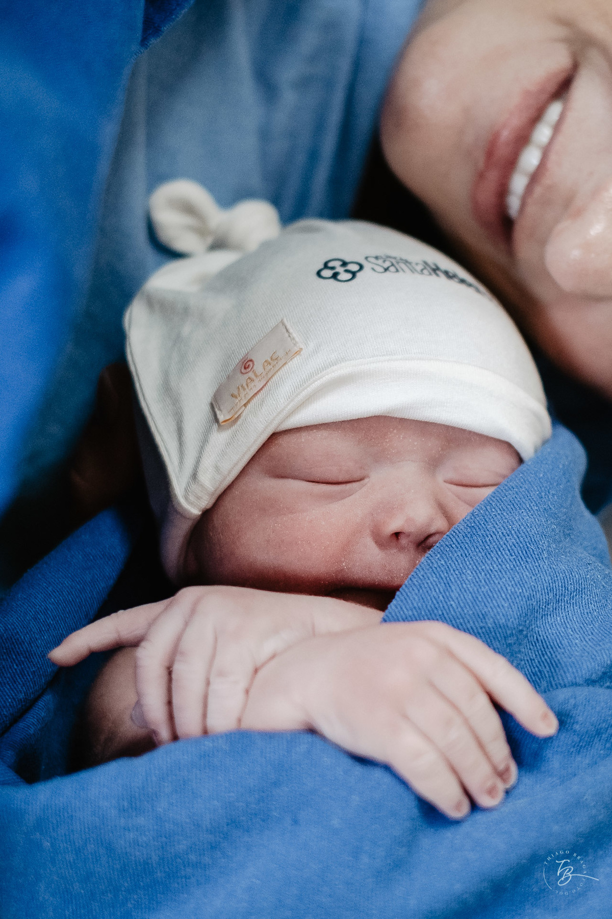 Sorrisos. Nascimento do Heitor. Parto Cesárea. Fotografia documental de parto por Thiago Braga.