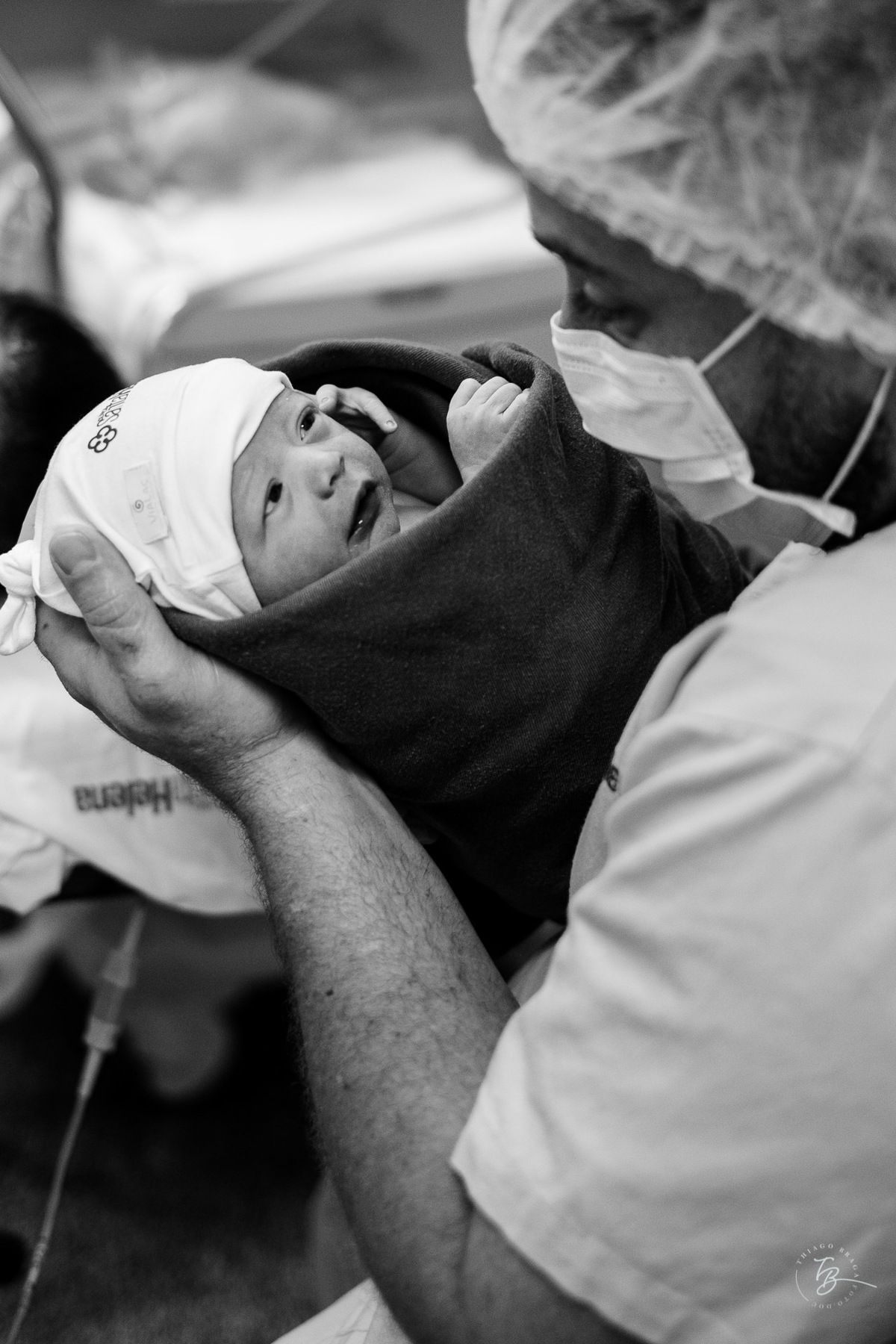 Olhar de pai e mãe. Nascimento do Heitor. Parto Cesárea. Fotografia documental de parto por Thiago Braga.