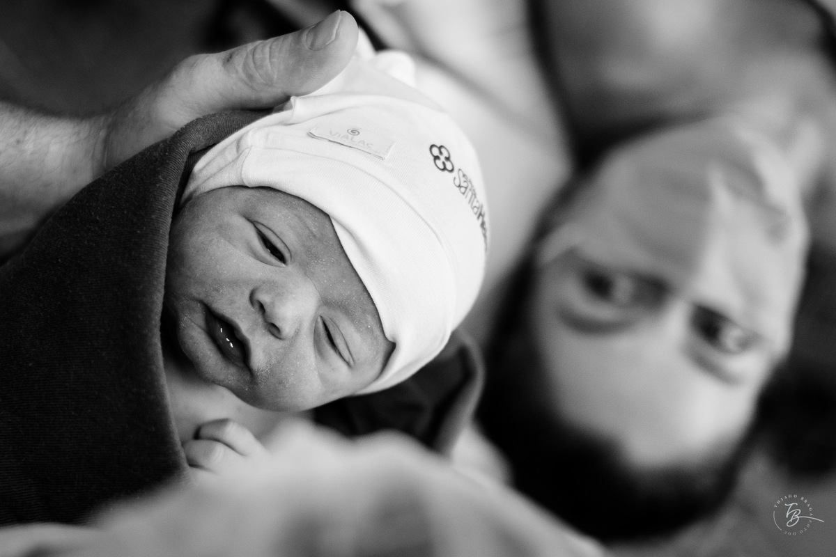 Rosto de mãe e filho. Nascimento do Heitor. Parto Cesárea. Fotografia documental de parto por Thiago Braga.