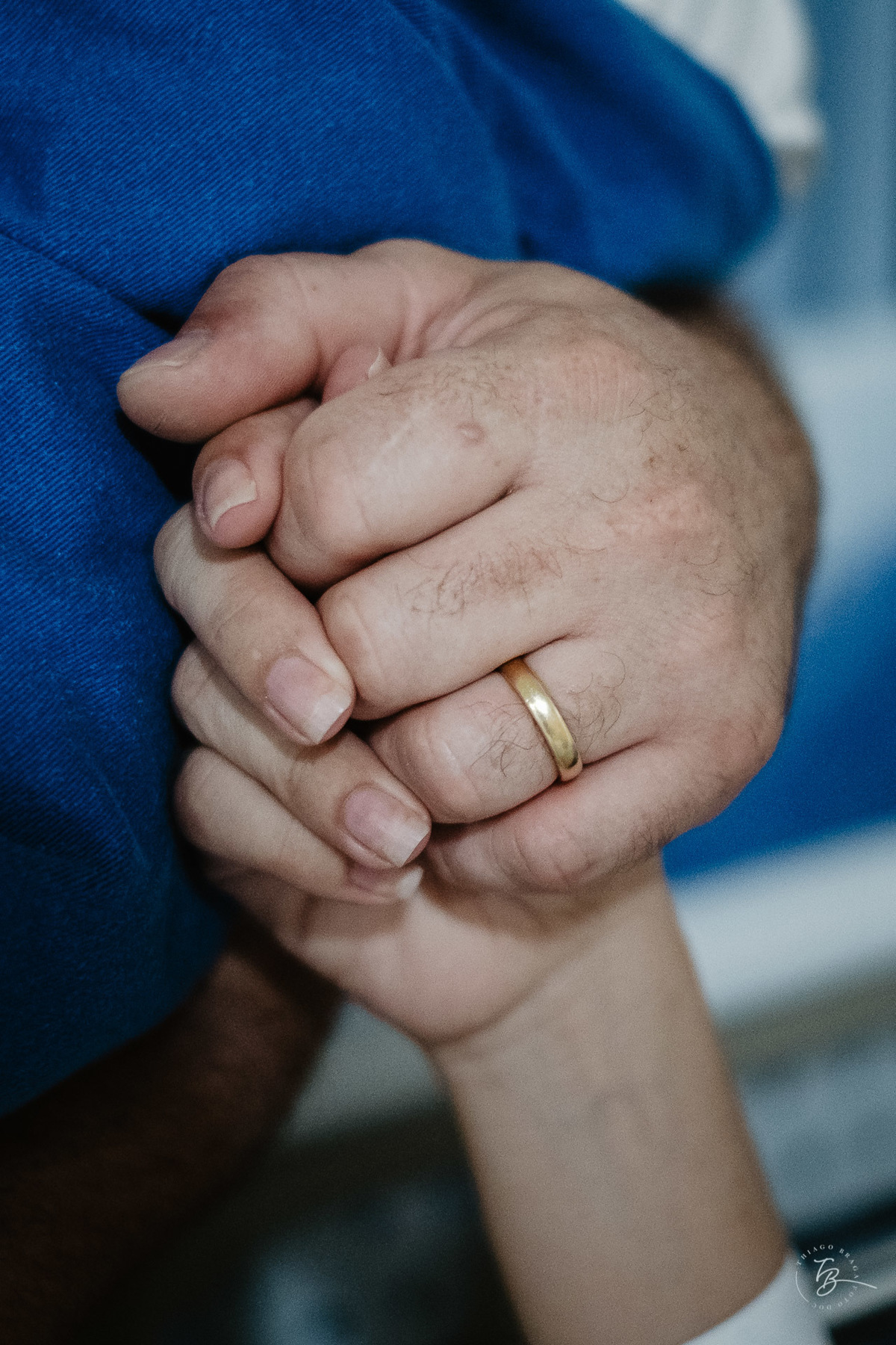 Mãos dadas e unidas. Nascimento do Heitor. Parto Cesárea. Fotografia documental de parto por Thiago Braga.
