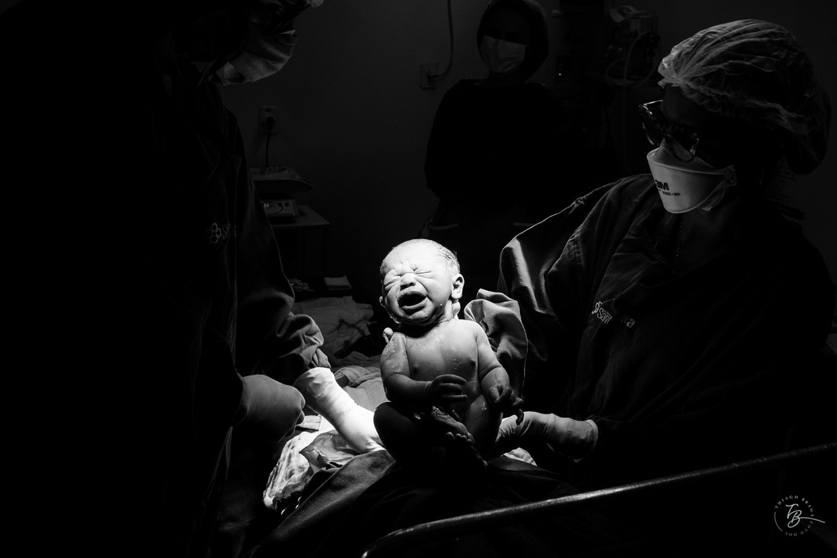 Chegou! Nascimento do Heitor. Parto Cesárea. Fotografia documental de parto por Thiago Braga.