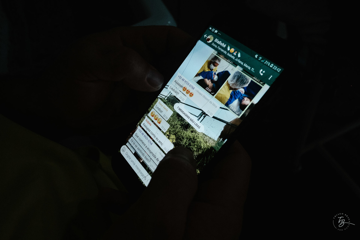 Mensagem de celular sobre a chegada do Heitor. Nascimento do Heitor. Parto Cesárea. Fotografia documental de parto por Thiago Braga.