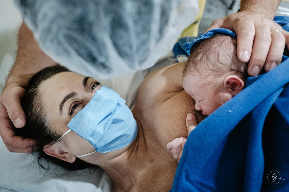 Felizes com chegada do Heitor. Nascimento do Heitor e amamentação. Parto Cesárea. Fotografia documental de parto por Thiago Braga.