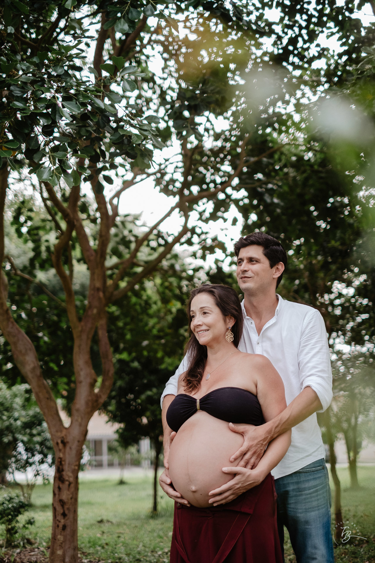 Casal aguardando gêmeos. Sessão gestante na rótula do Córrego Grande em Florianópolis - SC por Thiago Braga fotografia