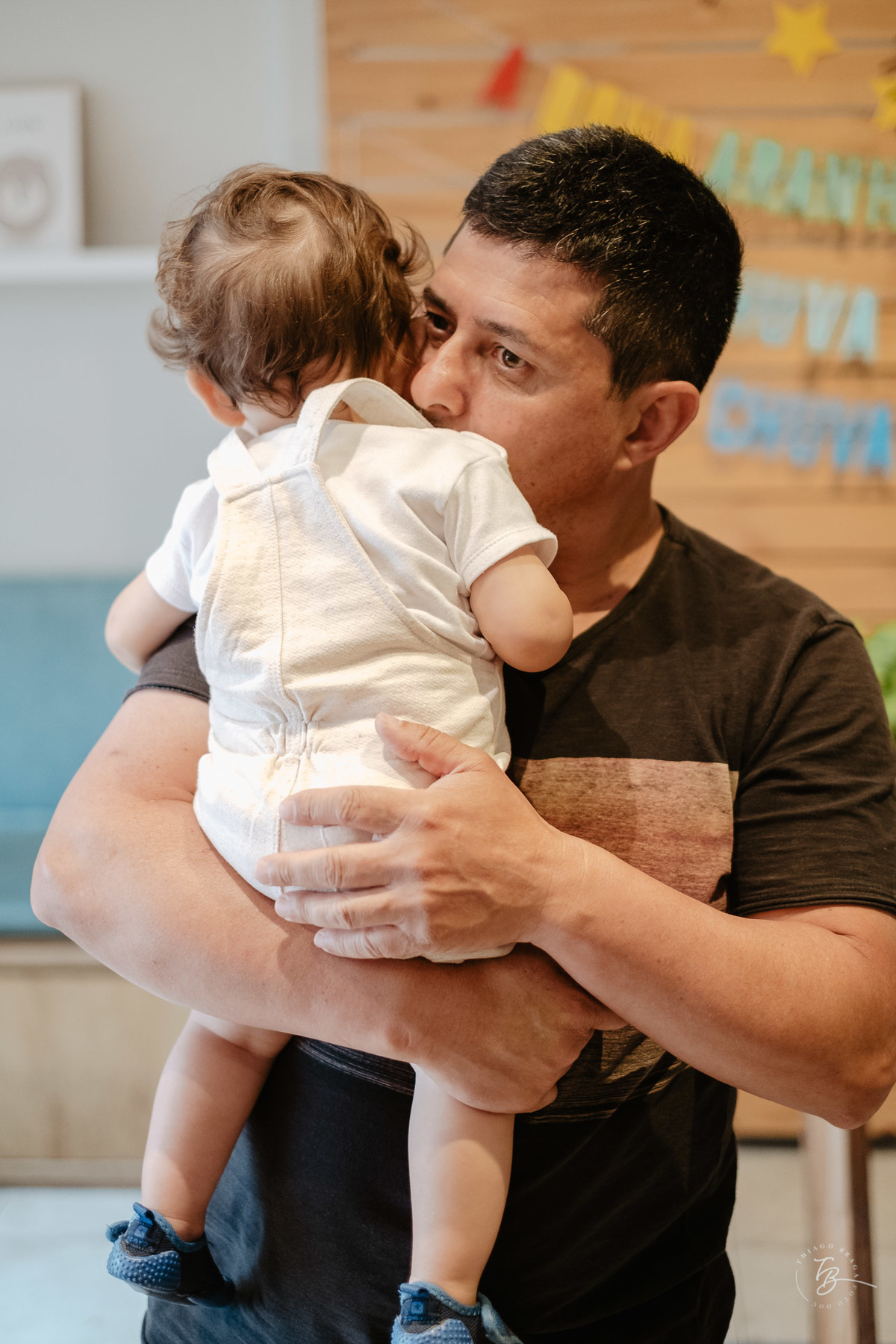 Beijo do papai. Numa festa intimista, no Café de brincar Caracóis e Caramujos, na Lagoa da conceição em Florianópolis, a família do Bento comemorou intimamente o primeiro aniversário do pequeno. Por Thiago Braga Fotografia. 
