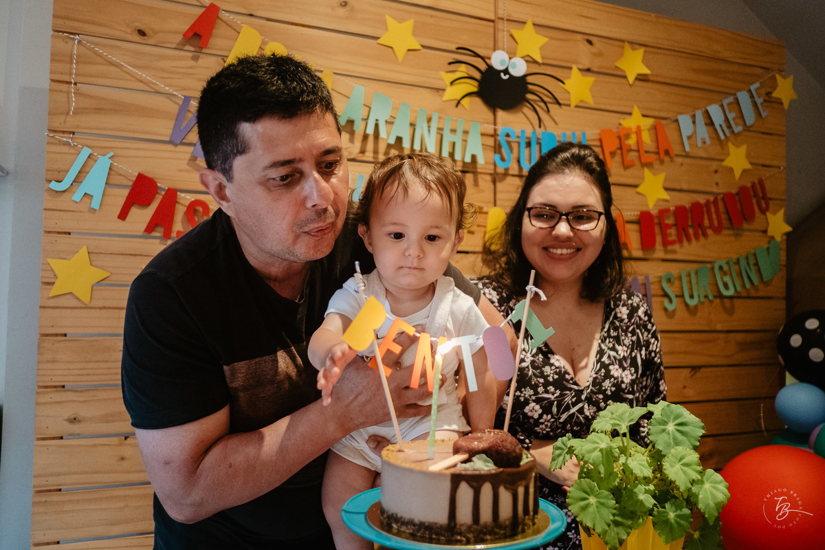 Soprando a velinha! Numa festa intimista, no Café de brincar Caracóis e Caramujos, na Lagoa da conceição em Florianópolis, a família do Bento comemorou intimamente o primeiro aniversário do pequeno. Por Thiago Braga Fotografia. 
