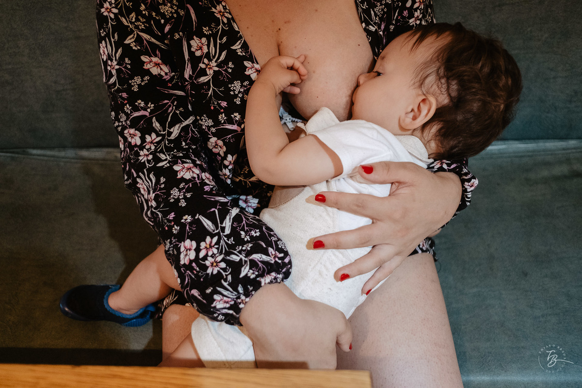 Hora do mama. Numa festa intimista, no Café de brincar Caracóis e Caramujos, na Lagoa da conceição em Florianópolis, a família do Bento comemorou intimamente o primeiro aniversário do pequeno. Por Thiago Braga Fotografia. 