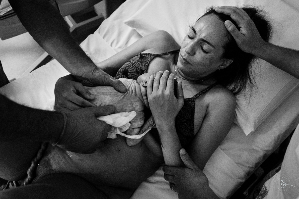 Superação. Parto natural, nascimento do Nicolas por Thiago Braga fotografia. Maternidade Santa Helena em Florianópolis. Fotografia documental de parto. 
