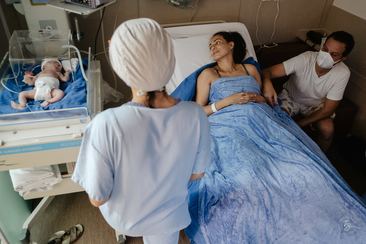 Cuidados. Parto natural, nascimento do Nicolas por Thiago Braga fotografia. Maternidade Santa Helena em Florianópolis. Fotografia documental de parto. 