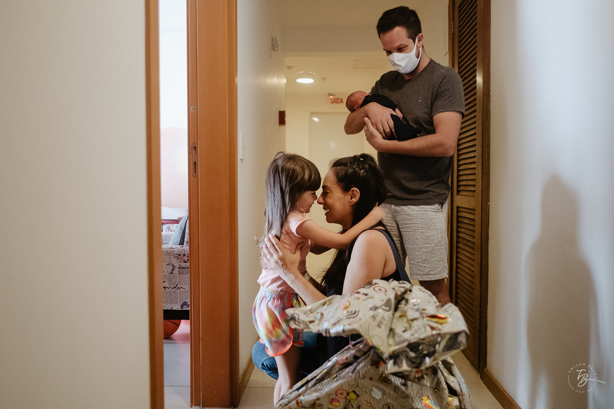 Encontro da filha mais velha. Parto natural, nascimento do Nicolas por Thiago Braga fotografia. Maternidade Santa Helena em Florianópolis. Fotografia documental de parto. 