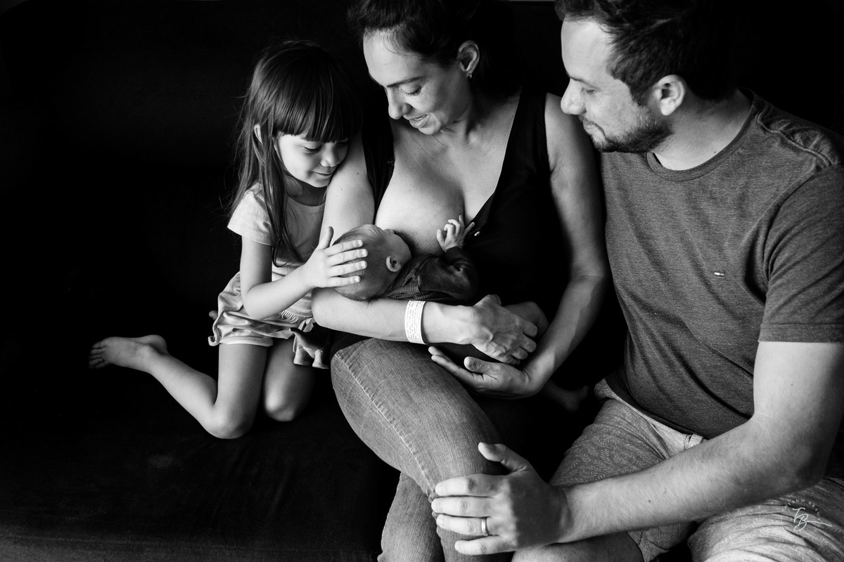 Família juntinha. Parto natural, nascimento do Nicolas por Thiago Braga fotografia. Maternidade Santa Helena em Florianópolis. Fotografia documental de parto. 