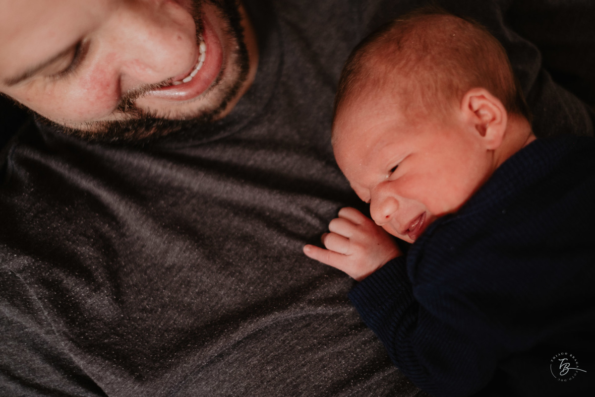 Sorriso do papai e do Nicolas. Parto natural, nascimento do Nicolas por Thiago Braga fotografia. Maternidade Santa Helena em Florianópolis. Fotografia documental de parto. 