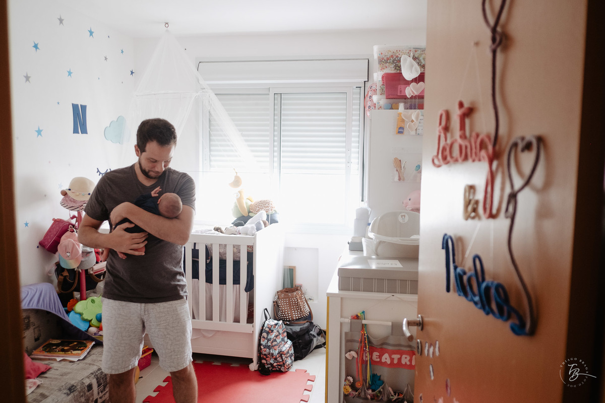 Papai cuidando do Nicolas. Parto natural, nascimento do Nicolas por Thiago Braga fotografia. Maternidade Santa Helena em Florianópolis. Fotografia documental de parto. 