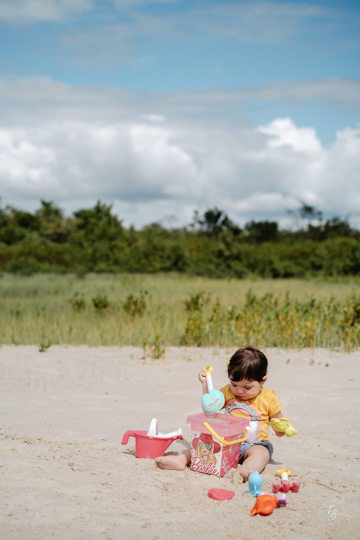 Klhoe brincando. Ensaio de família. Acompanhamento do primeiro aninho da Khloe. Praia da Daniela em Florianópolis/SC, por Thiago Braga Fotografia. 