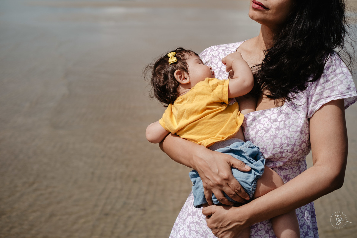 Amor de mãe. Ensaio de família. Acompanhamento do primeiro aninho da Khloe. Praia da Daniela em Florianópolis/SC, por Thiago Braga Fotografia. 