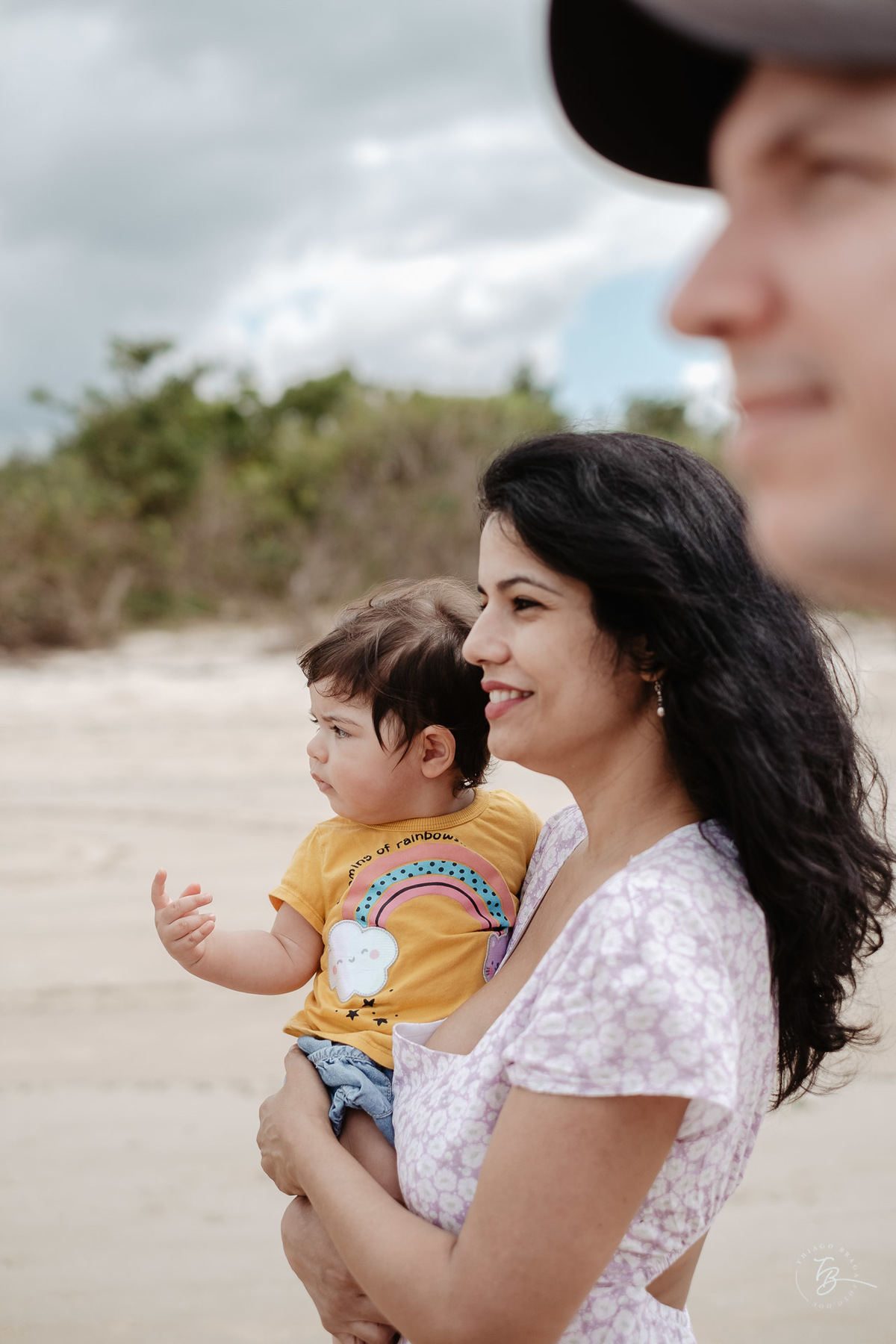 Caminhando em família. Ensaio de família. Acompanhamento do primeiro aninho da Khloe. Praia da Daniela em Florianópolis/SC, por Thiago Braga Fotografia. 