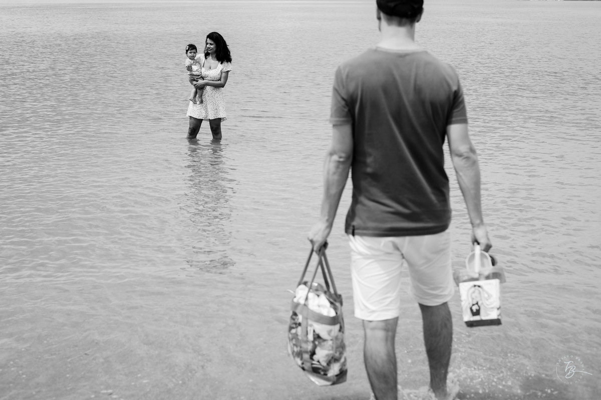 Hora de voltar pra casa. Ensaio de família. Acompanhamento do primeiro aninho da Khloe. Praia da Daniela em Florianópolis/SC, por Thiago Braga Fotografia. 