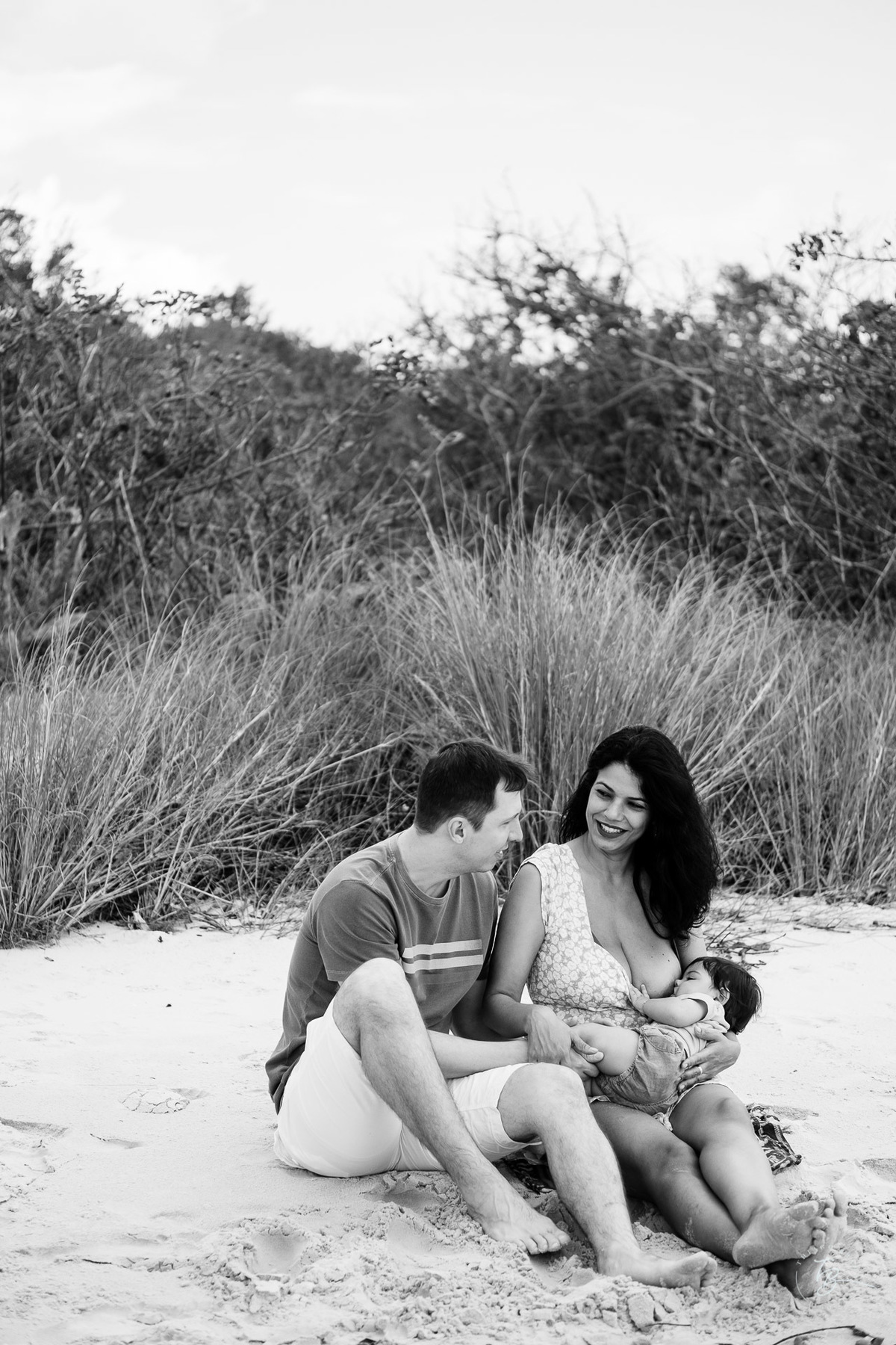 Amamentação em família. Ensaio de família. Acompanhamento do primeiro aninho da Khloe. Praia da Daniela em Florianópolis/SC, por Thiago Braga Fotografia. 