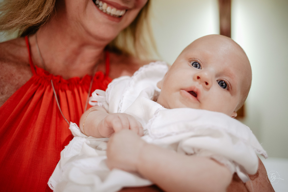 Um uma tarde de domingo, com uma cerimônia intimista, mas cheia de luz, amor, carinho e energia do bem, o pequeno Theo foi abençoado e batizado.