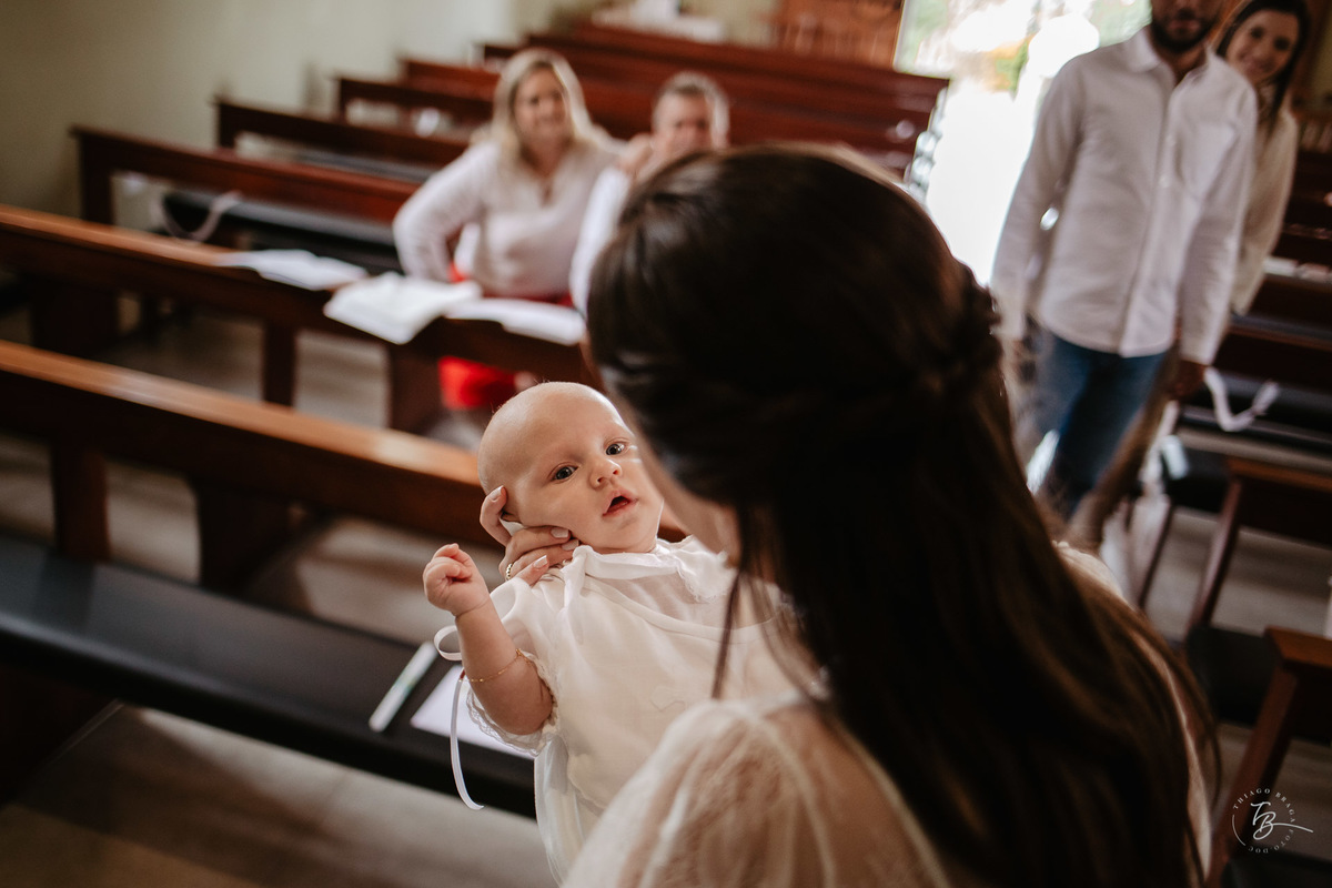 Um uma tarde de domingo, com uma cerimônia intimista, mas cheia de luz, amor, carinho e energia do bem, o pequeno Theo foi abençoado e batizado.