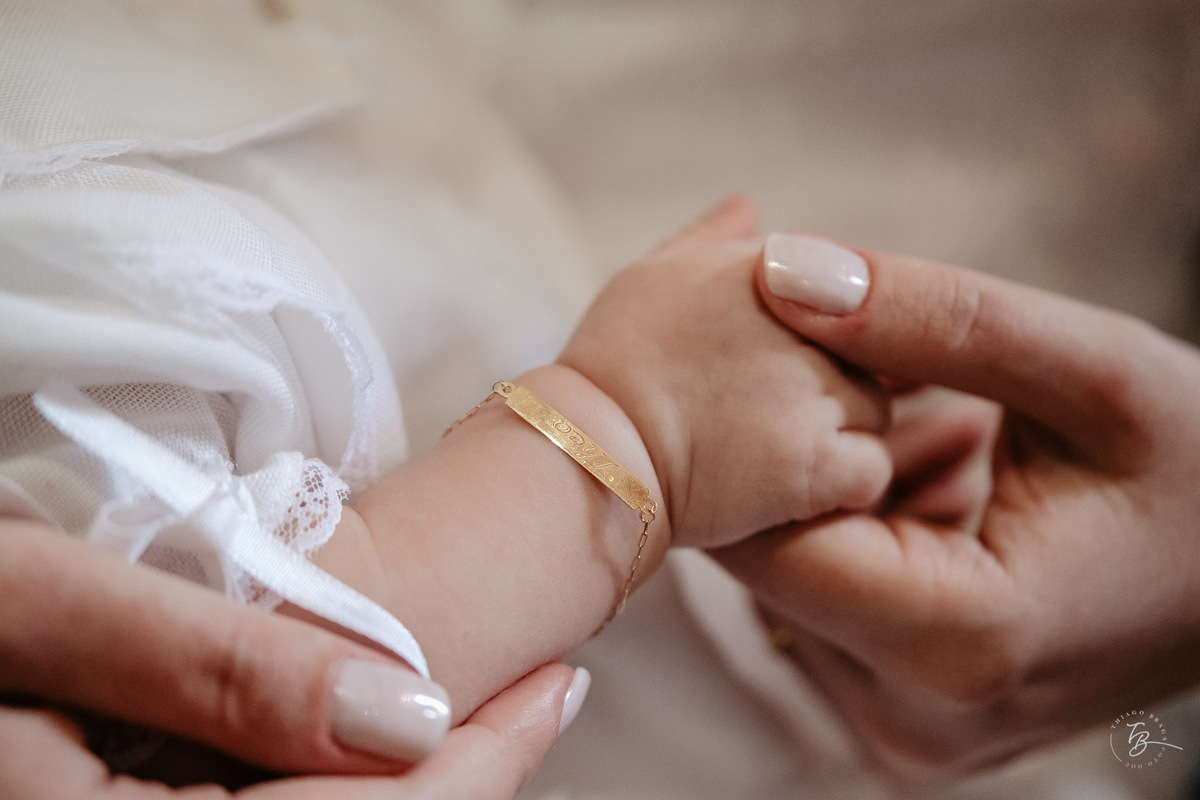 Um uma tarde de domingo, com uma cerimônia intimista, mas cheia de luz, amor, carinho e energia do bem, o pequeno Theo foi abençoado e batizado.