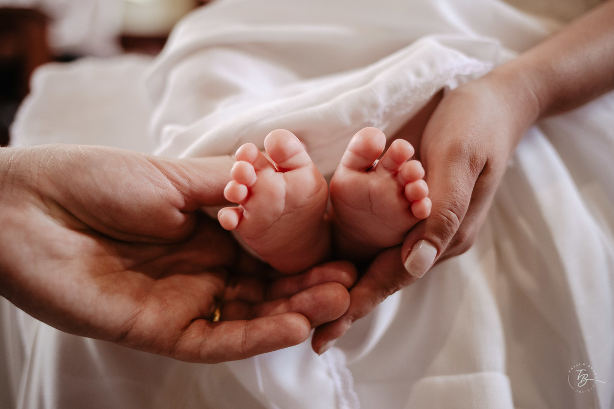 Um uma tarde de domingo, com uma cerimônia intimista, mas cheia de luz, amor, carinho e energia do bem, o pequeno Theo foi abençoado e batizado.