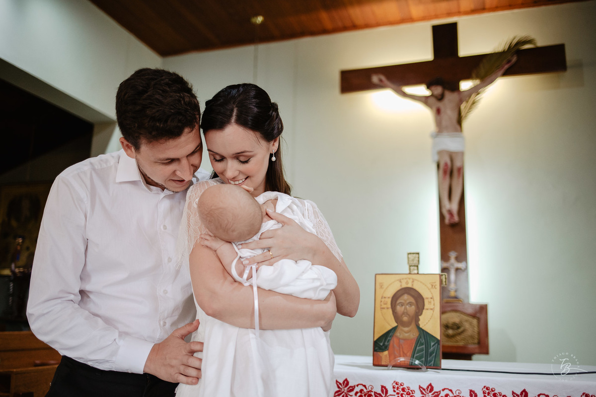 Um uma tarde de domingo, com uma cerimônia intimista, mas cheia de luz, amor, carinho e energia do bem, o pequeno Theo foi abençoado e batizado.