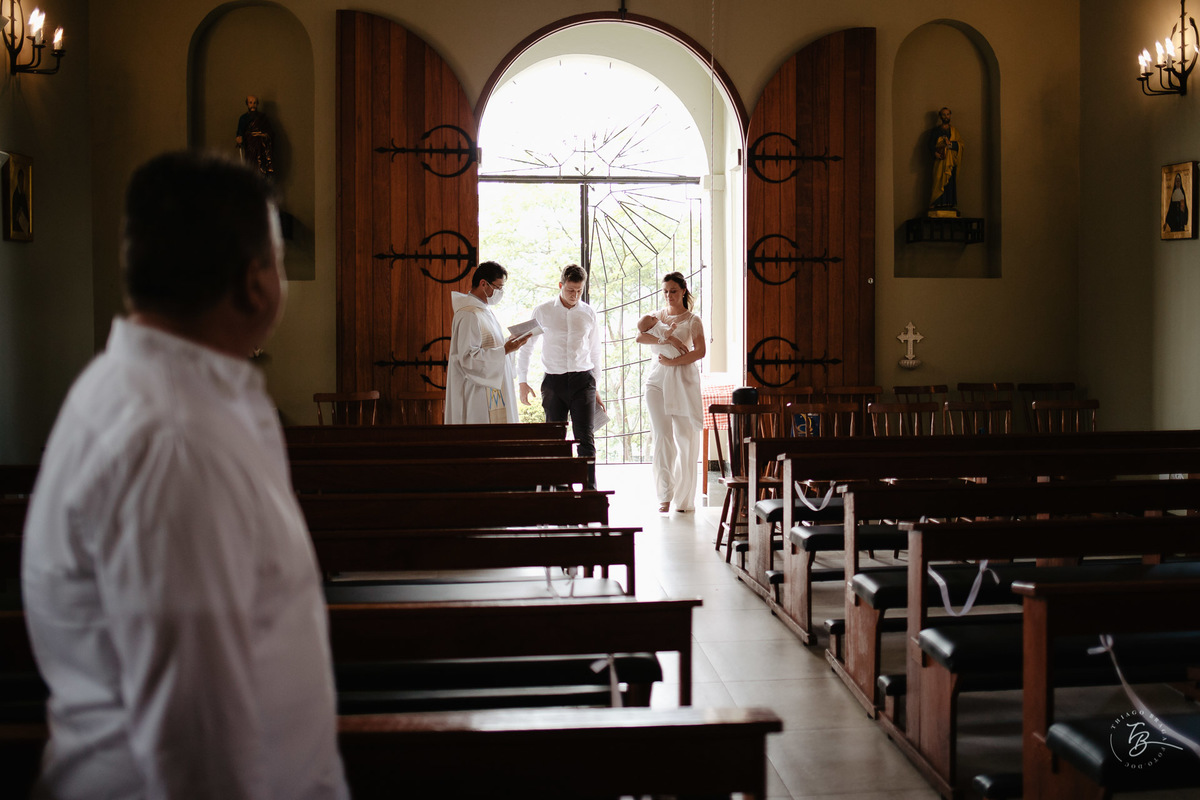 Um uma tarde de domingo, com uma cerimônia intimista, mas cheia de luz, amor, carinho e energia do bem, o pequeno Theo foi abençoado e batizado.