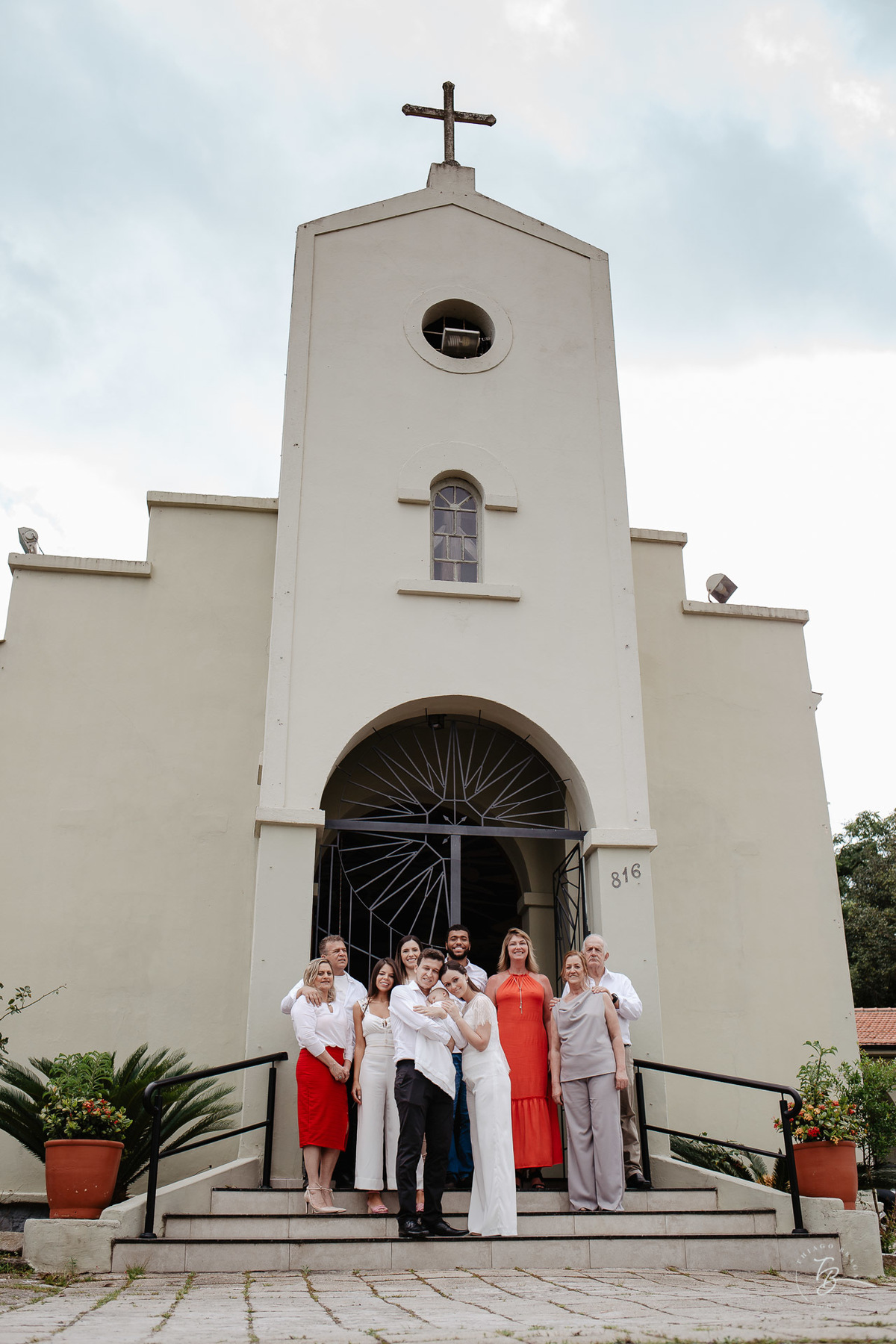Um uma tarde de domingo, com uma cerimônia intimista, mas cheia de luz, amor, carinho e energia do bem, o pequeno Theo foi abençoado e batizado.