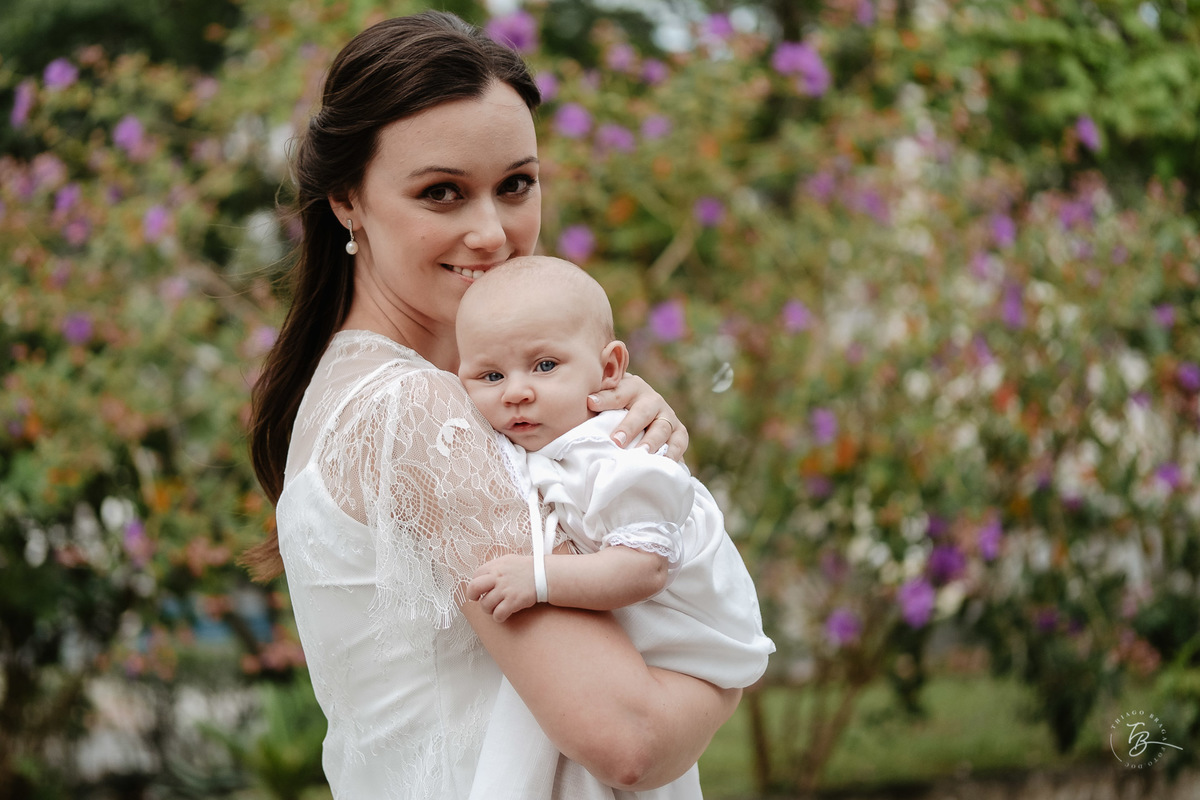 Um uma tarde de domingo, com uma cerimônia intimista, mas cheia de luz, amor, carinho e energia do bem, o pequeno Theo foi abençoado e batizado.