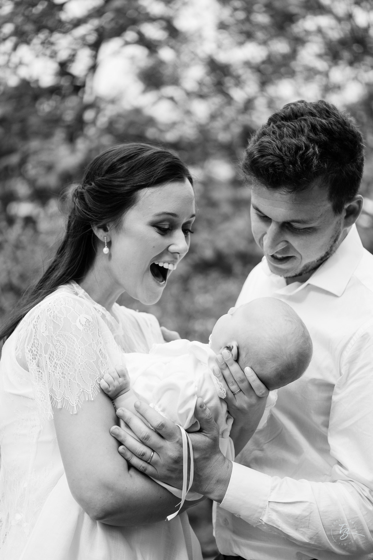 Um uma tarde de domingo, com uma cerimônia intimista, mas cheia de luz, amor, carinho e energia do bem, o pequeno Theo foi abençoado e batizado.