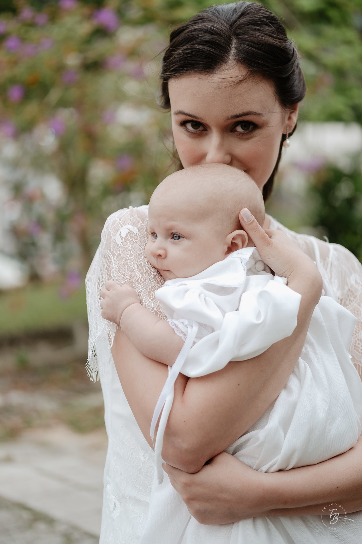 Um uma tarde de domingo, com uma cerimônia intimista, mas cheia de luz, amor, carinho e energia do bem, o pequeno Theo foi abençoado e batizado.