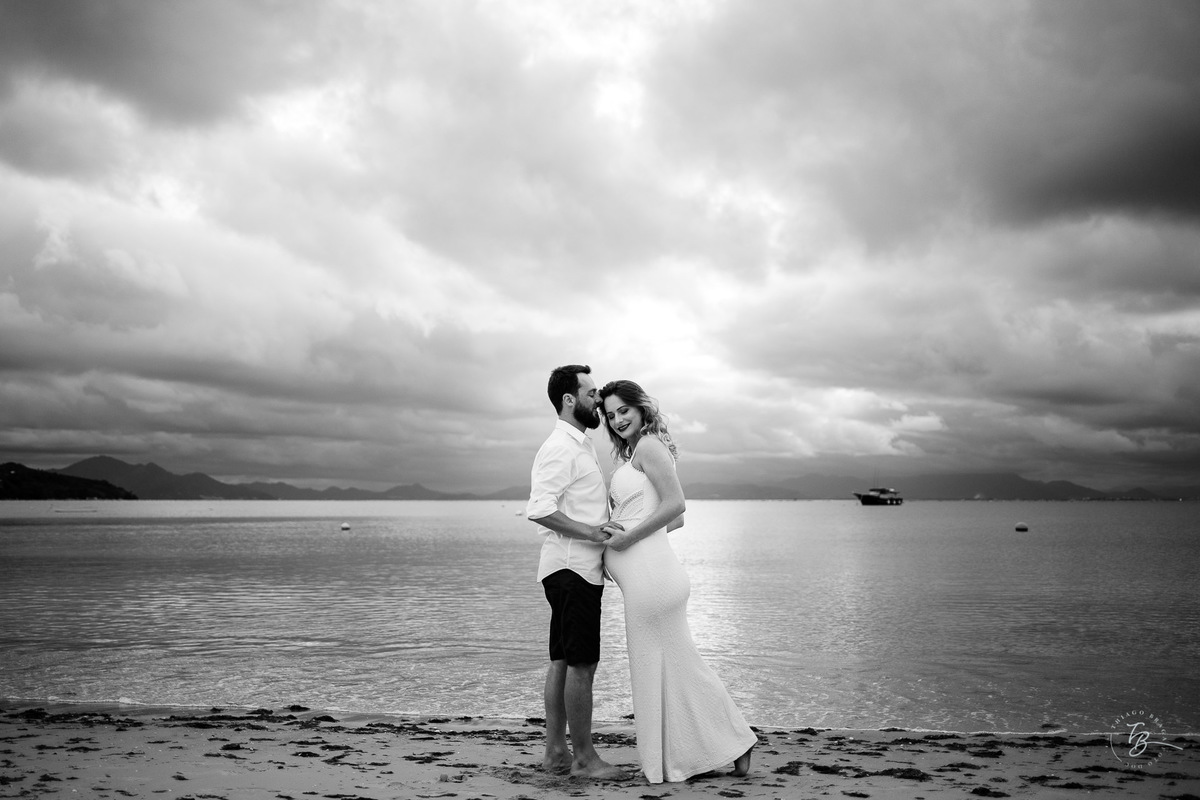 Casal em foto em preto e branco. sessão gestante em Bombinhas, por Thiago Braga fotografia. 