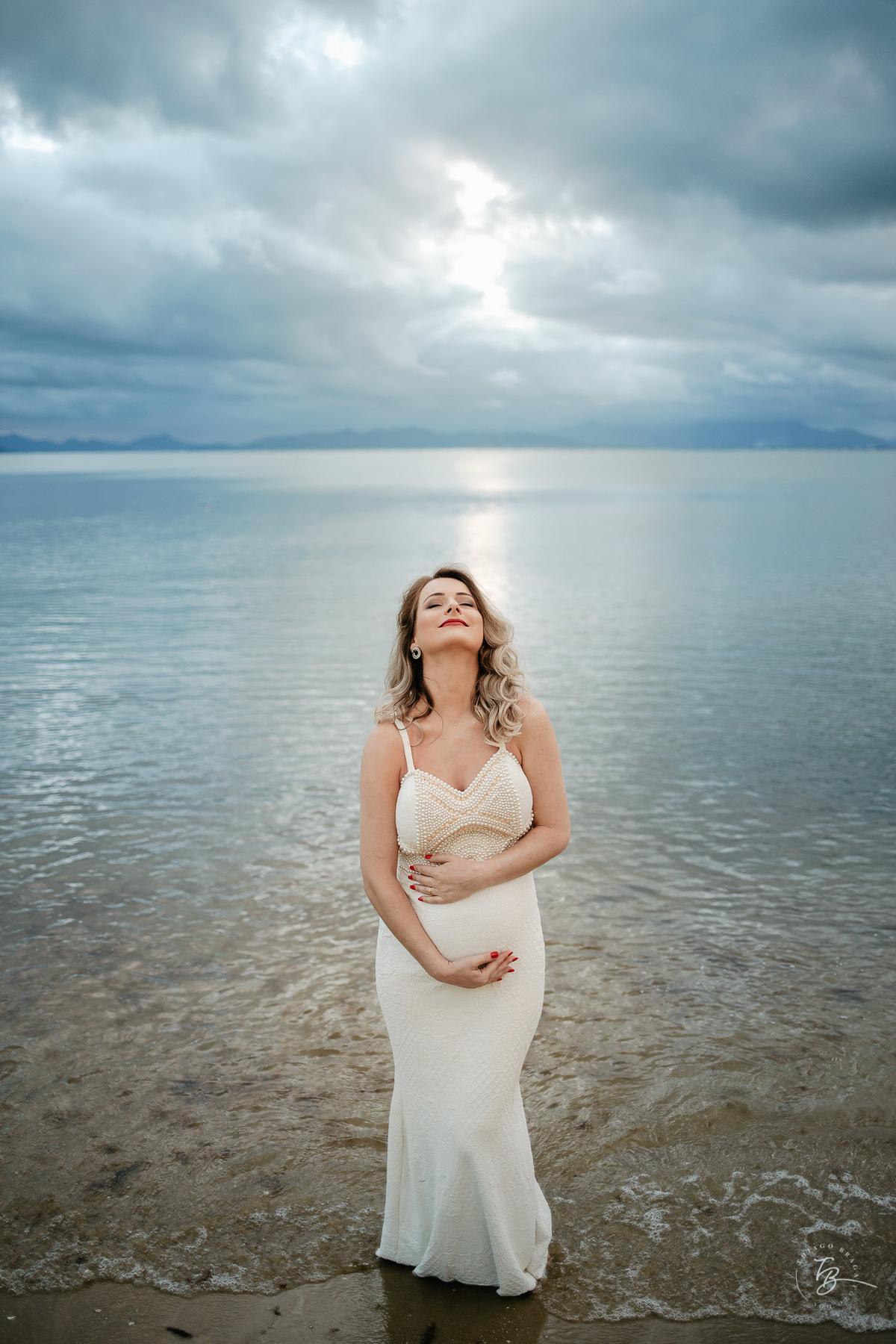 Foto de gestante na praia. sessão gestante em Bombinhas, por Thiago Braga fotografia. 