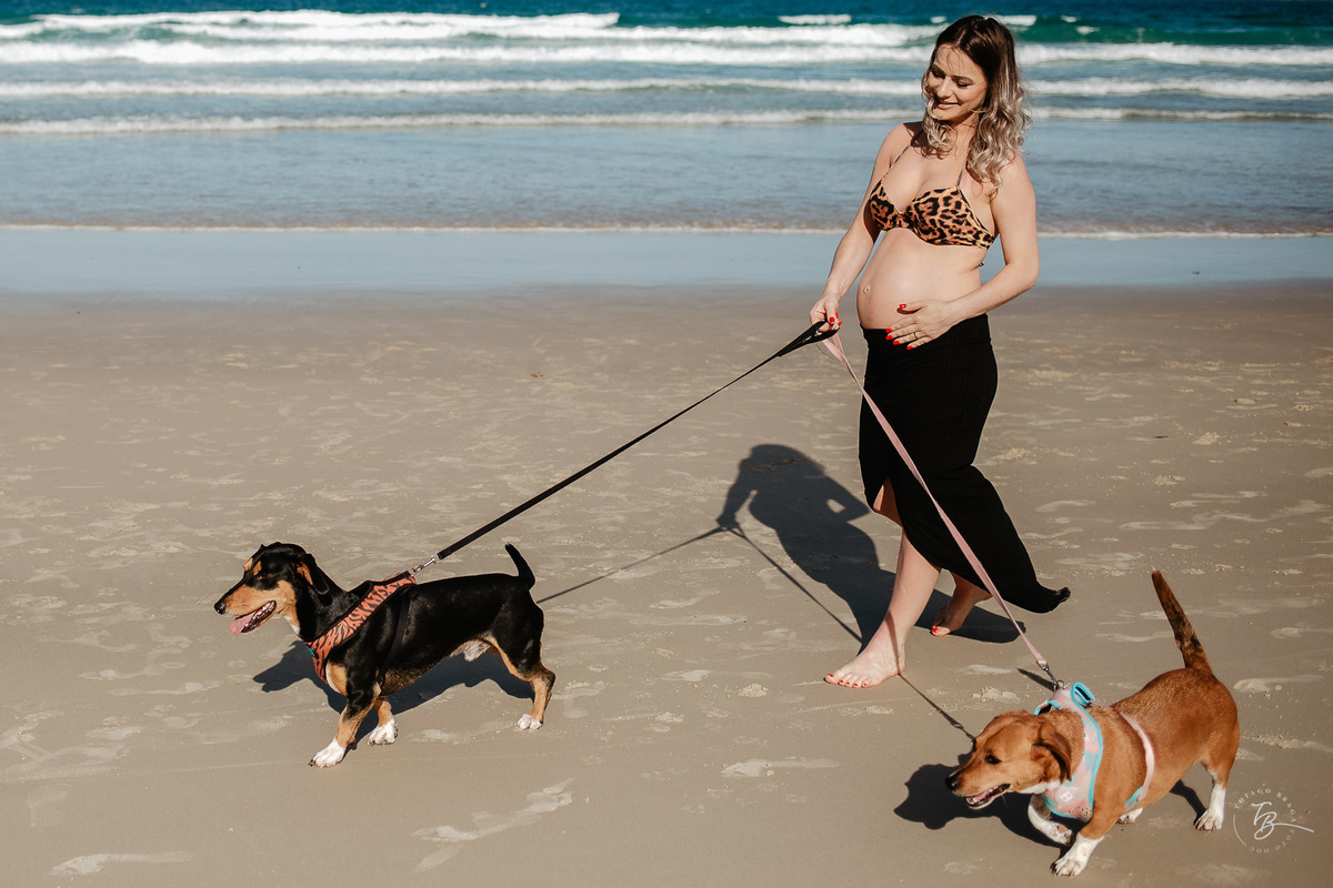 Gestante com cachorros na praia. sessão gestante em Bombinhas, por Thiago Braga fotografia. 