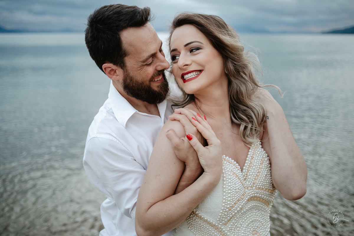 Casal abraçado. sessão gestante em Bombinhas, por Thiago Braga fotografia. 