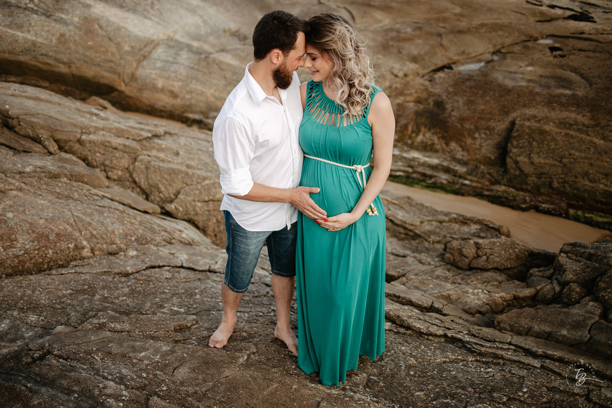 Casal namorando na praia do Mariscal. sessão gestante em Bombinhas, por Thiago Braga fotografia. 