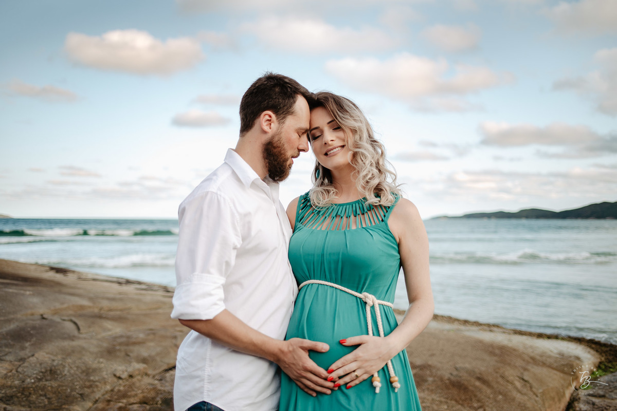 Céu azul e casal, na pedra. sessão gestante em Bombinhas, por Thiago Braga fotografia. 