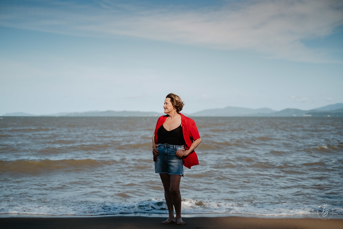 ensaio pessoal. Retratos dos 71 anos da Nevair, na praia de São Miguel, em Biguaçu, SC. Por Thiago Braga Fotografia. 
