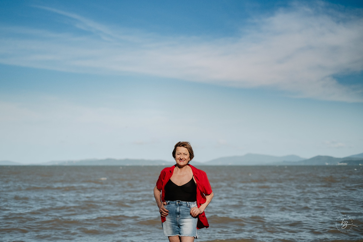 Ensaio pessoal. Retratos dos 71 anos da Nevair, na praia de São Miguel, em Biguaçu, SC. Por Thiago Braga Fotografia. 