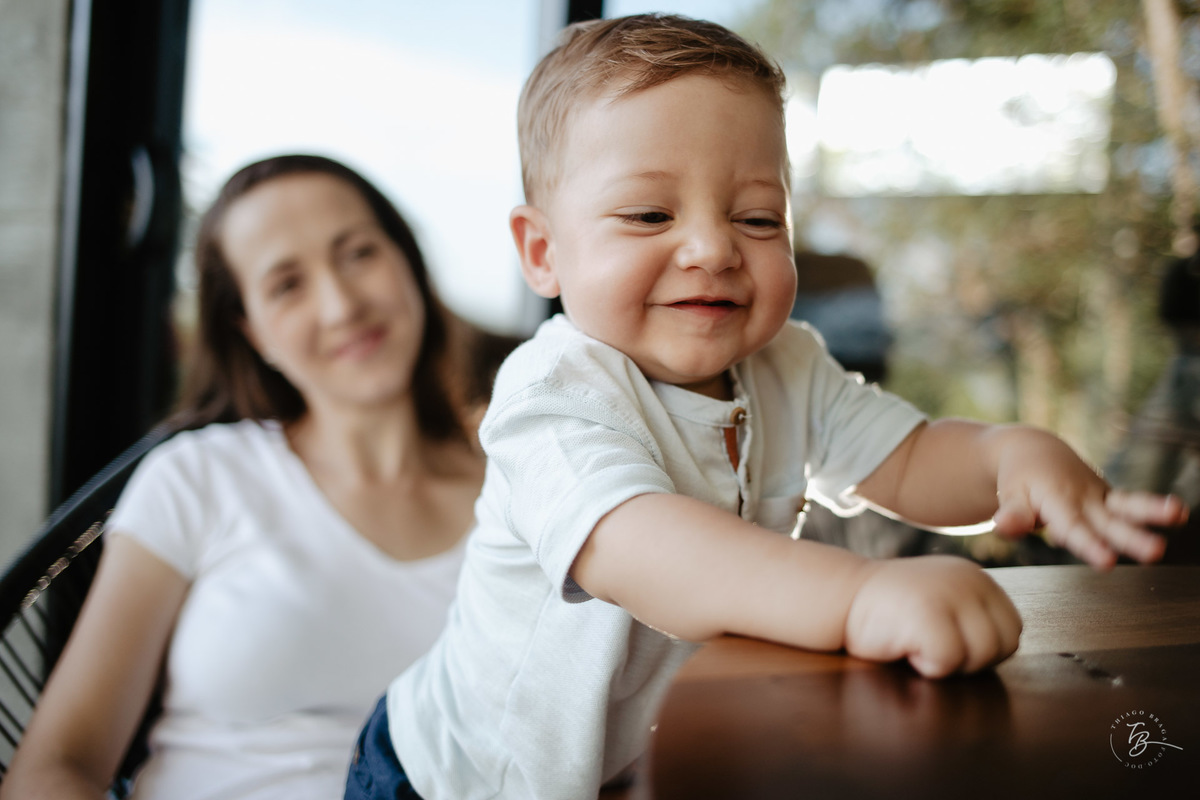 Criança sorrido. Ensaio lifestyle. Fotos de Família em Garopaba - SC. Por Thiago Braga