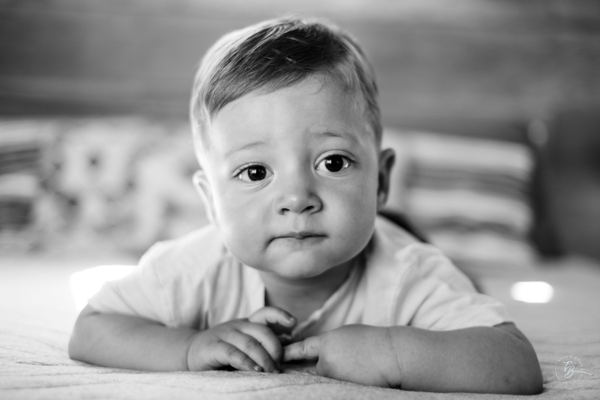 Retrato de bebê. Ensaio lifestyle. Fotos de Família em Garopaba - SC. Por Thiago Braga