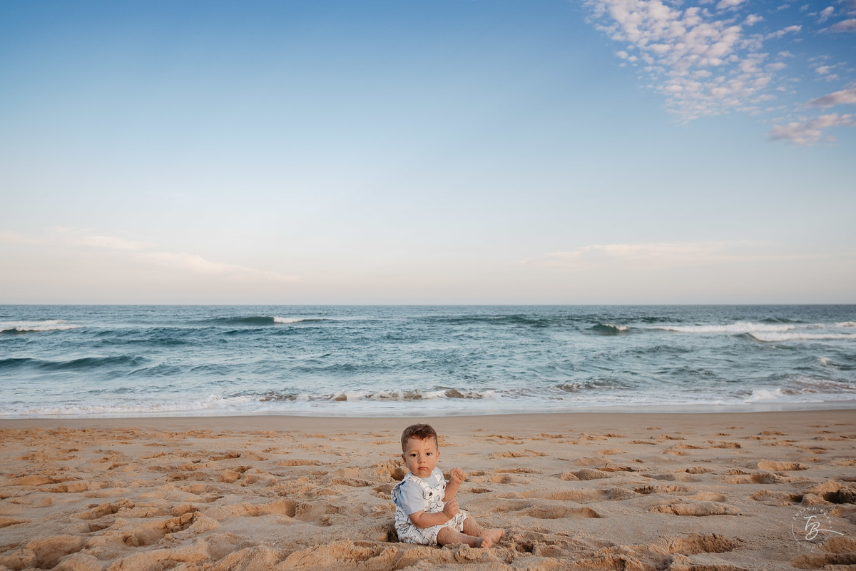 Bebê na praia. Ensaio lifestyle. Fotos de Família em Garopaba - SC. Por Thiago Braga