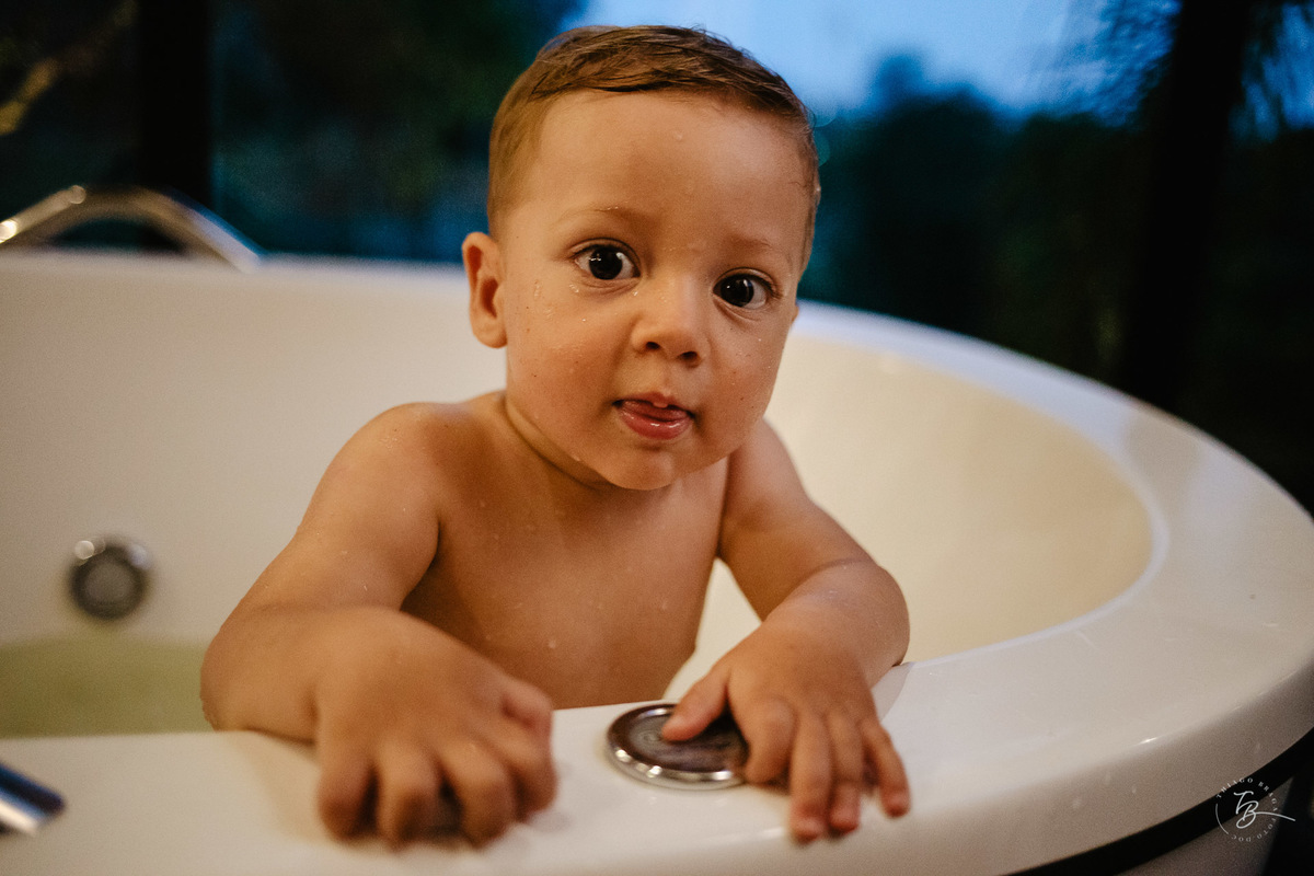 retrato na banheira. Ensaio lifestyle. Fotos de Família em Garopaba - SC. Por Thiago Braga